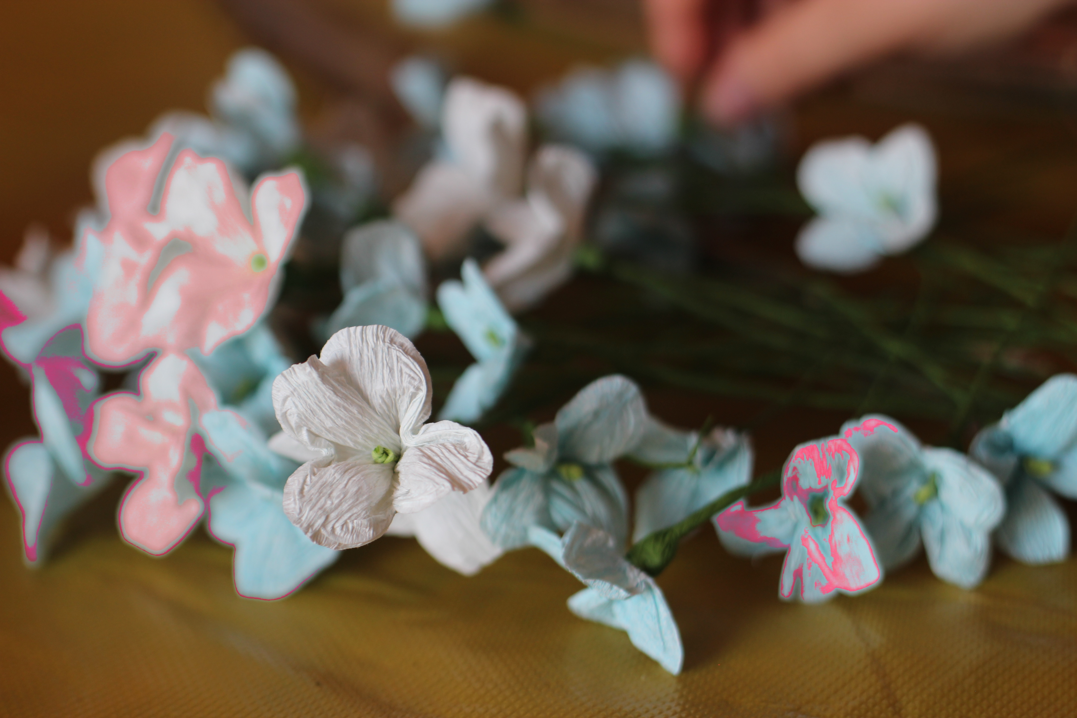 Mistrzyni Halina Brzazgacz uczy tworzenia  kwiatów z bibuły