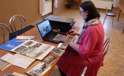 Regina Pazdur podczas prac nad archiwaliami OSP Andrychów